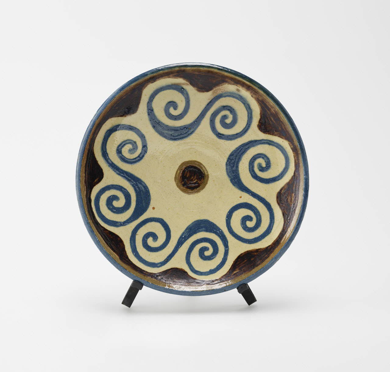 Aguilberte Dalban assiette plate Rhône-Alpes, France 1990 2024.17.15.7 Photo Mucem / Marianne Kuhn