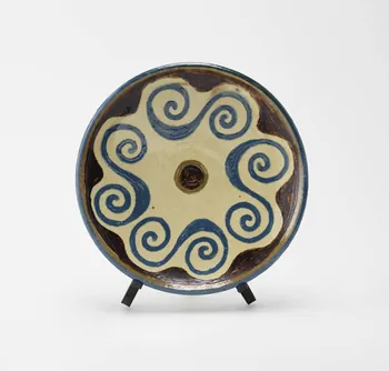 Aguilberte Dalban assiette plate Rhône-Alpes, France 1990 2024.17.15.7 Photo Mucem / Marianne Kuhn