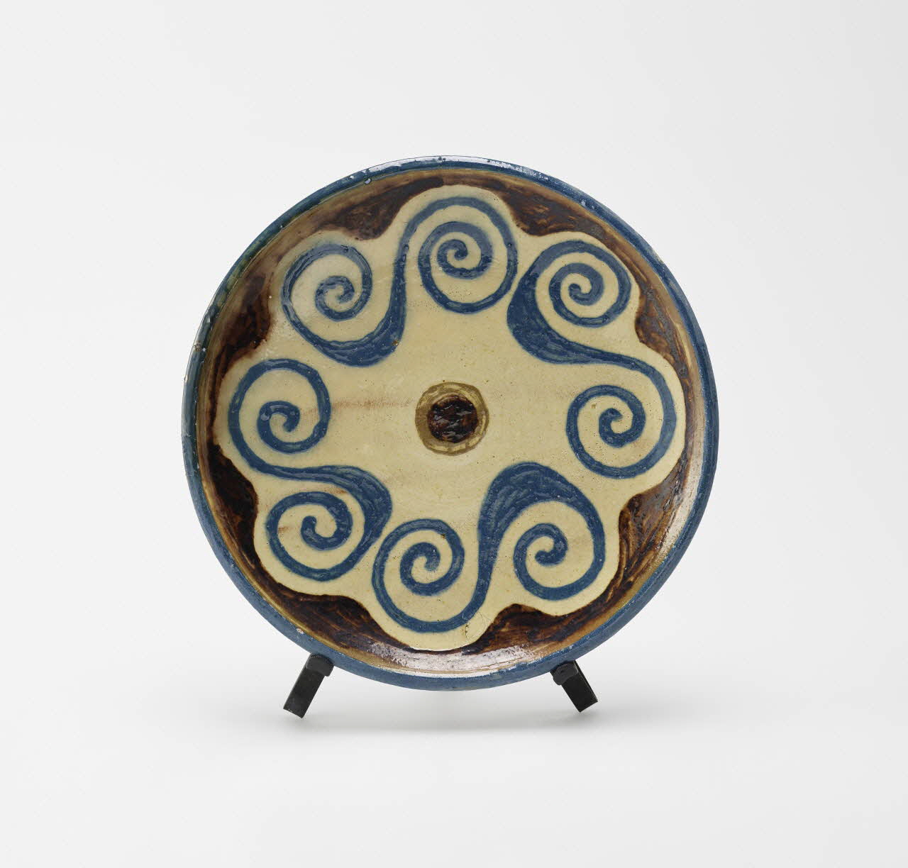 Aguilberte Dalban assiette plate Rhône-Alpes, France 1990 2024.17.15.8 Photo Mucem / Marianne Kuhn