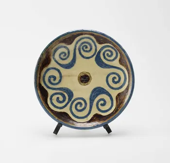 Aguilberte Dalban assiette plate Rhône-Alpes, France 1990 2024.17.15.8 Photo Mucem / Marianne Kuhn