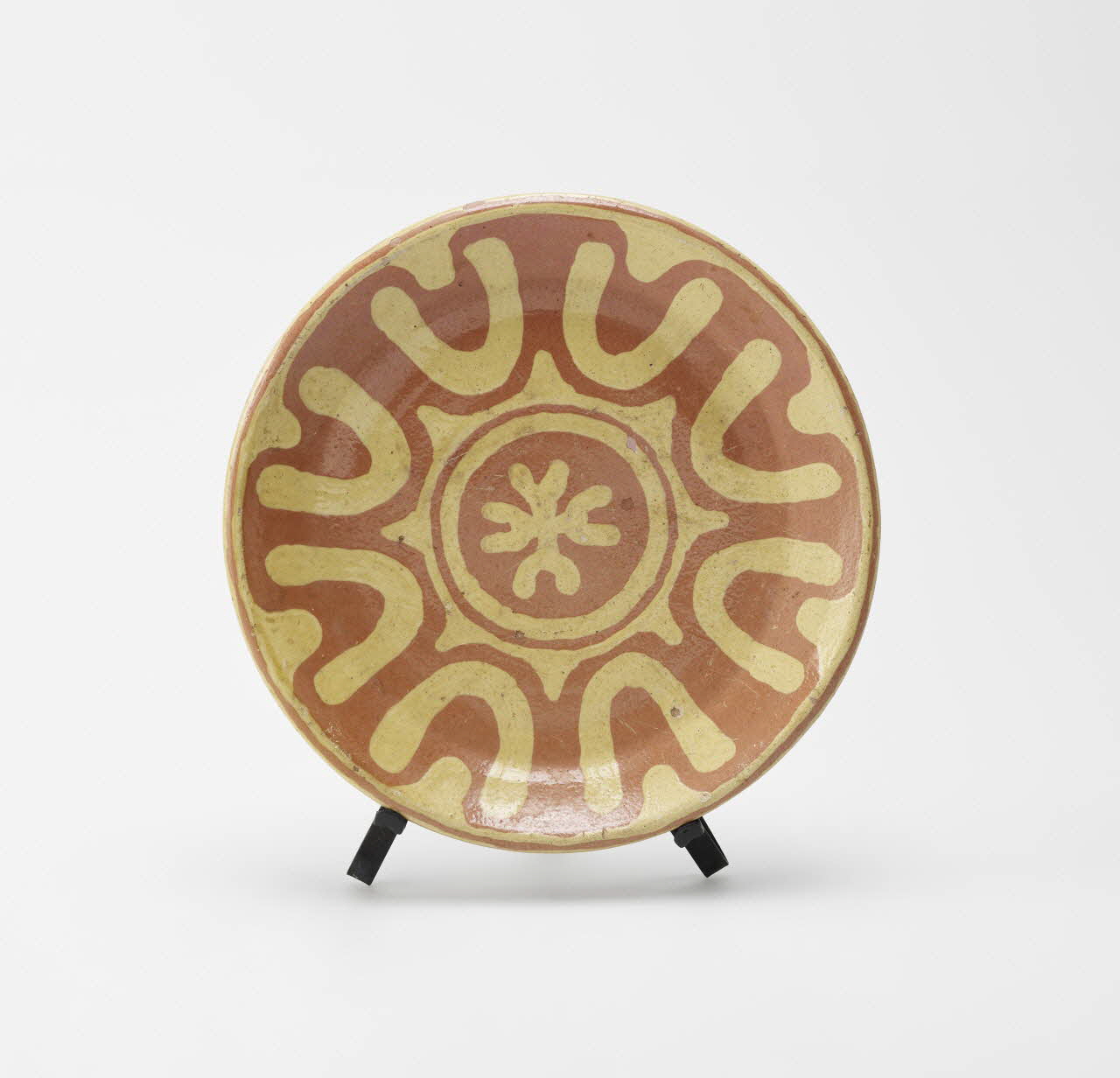 Geneviève de Cissey assiette Rhône-Alpes, France 1960-1990 2024.17.4 Photo Mucem / Marianne Kuhn