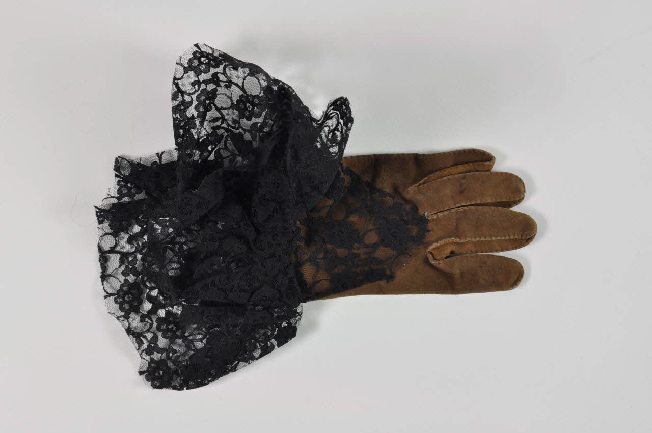 Soeurs de la Perpétuelle Indulgence - San Francisco gant Gant avec dentelle faisant partie de la tenue  de  Carmen sida von Golgotha France 1993 2003.103.11 Photo Mucem