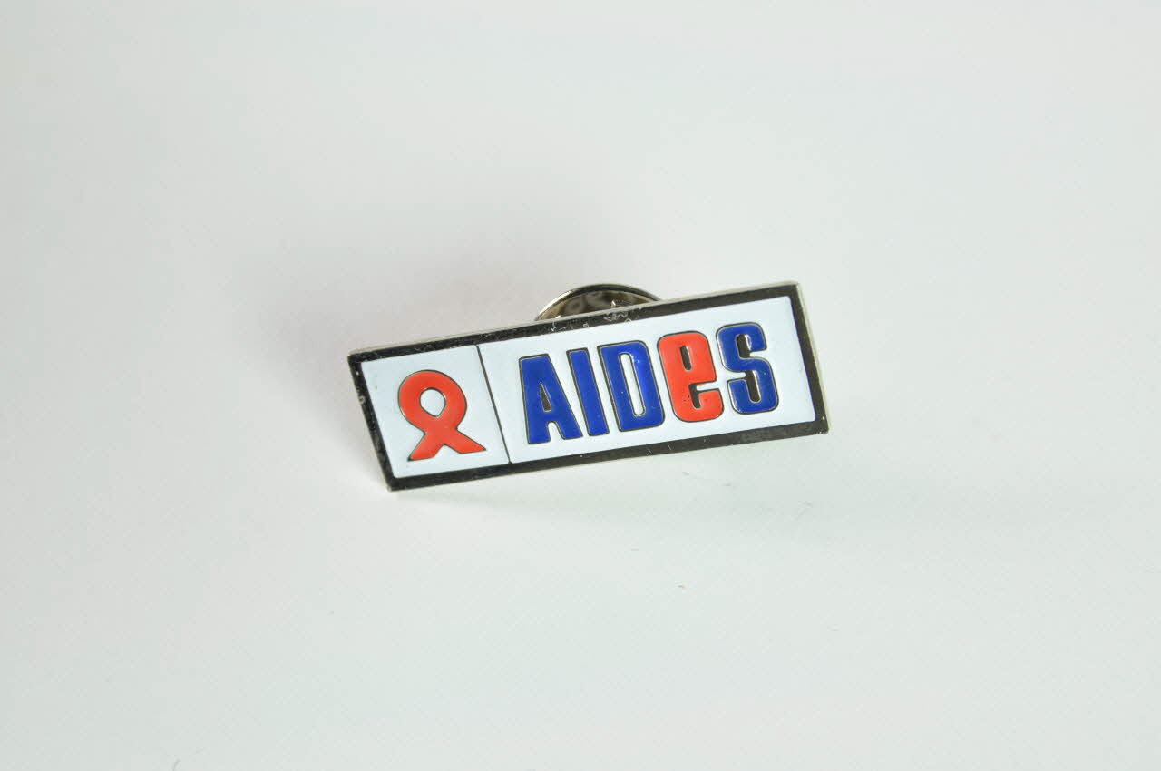 pin's "AIDES" 2005.101.96.1-2 Photo Mucem
