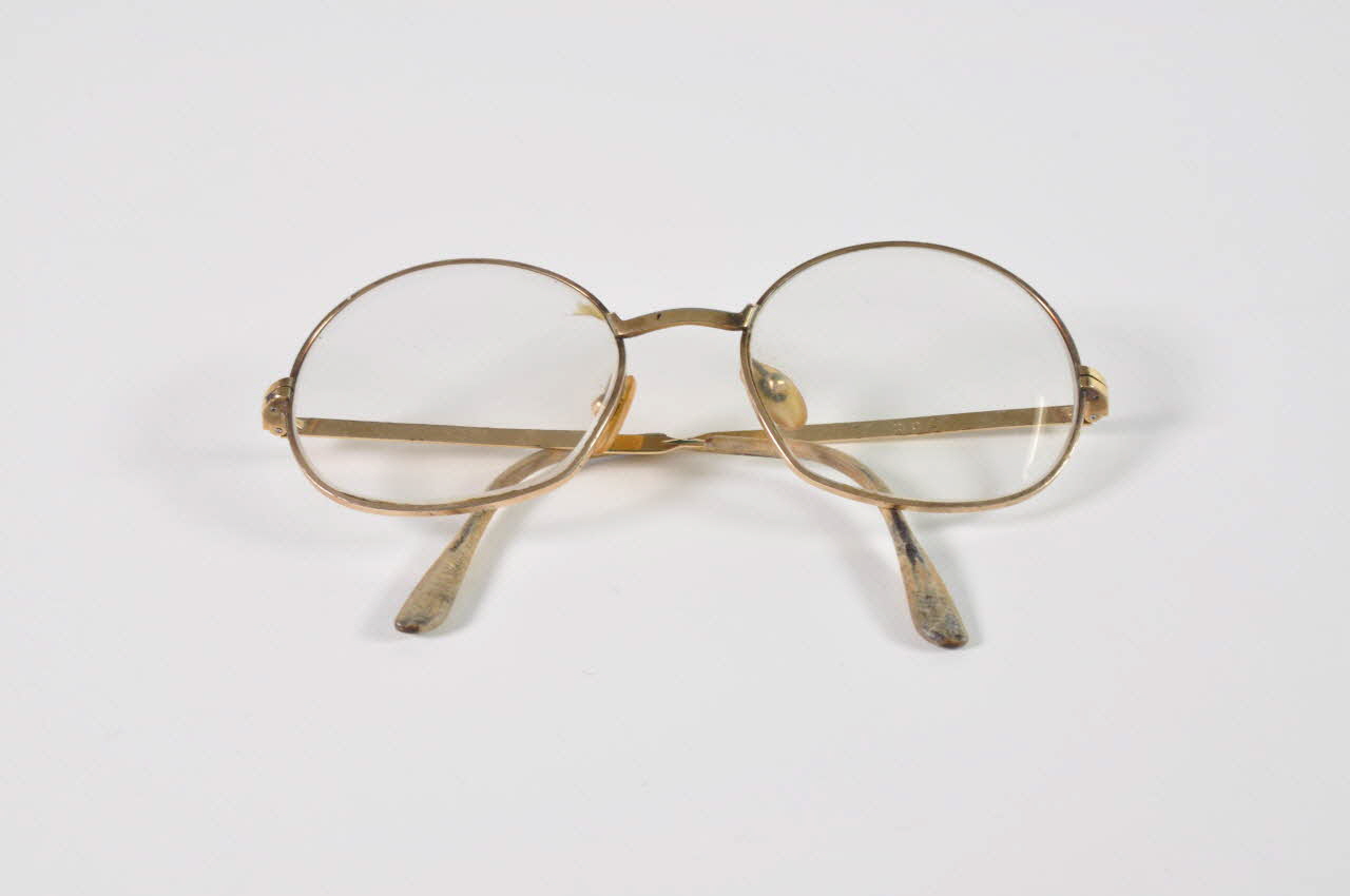 Soeurs de la Perpétuelle Indulgence - San Francisco paire de lunettes Paire de lunettes dans étui faisant partie du premier habit de soeur Carmen sida von Golgotha France 1993 2003.103.14.1 Photo Mucem