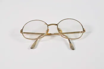 Soeurs de la Perpétuelle Indulgence - San Francisco paire de lunettes Paire de lunettes dans étui faisant partie du premier habit de soeur Carmen sida von Golgotha France 1993 2003.103.14.1 Photo Mucem