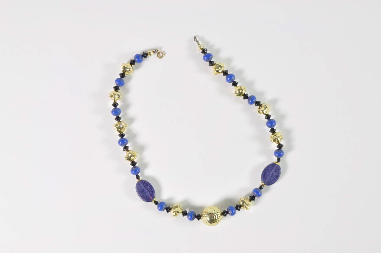 Soeurs de la Perpétuelle Indulgence - San Francisco collier Collier fantaisie faisant partie d'une tenue de soeur de la perpétuelle indulgence France 1993 2003.103.15 Photo Mucem