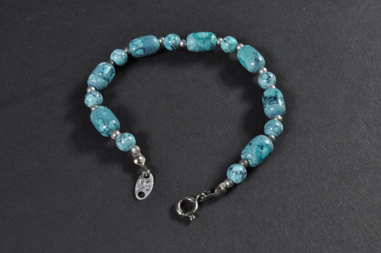 Soeurs de la Perpétuelle Indulgence - San Francisco bracelet Bracelet fantaisie faisant partie d'une tenue de soeur de la perpétuelle indulgence France 1993 2003.103.17 Photo Mucem