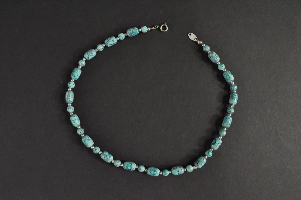 Soeurs de la Perpétuelle Indulgence - San Francisco collier Collier fantaisie faisant partie d'une tenue de soeur de la perpétuelle indulgence France 1993 2003.103.18 Photo Mucem