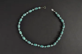 Soeurs de la Perpétuelle Indulgence - San Francisco collier Collier fantaisie faisant partie d'une tenue de soeur de la perpétuelle indulgence France 1993 2003.103.18 Photo Mucem