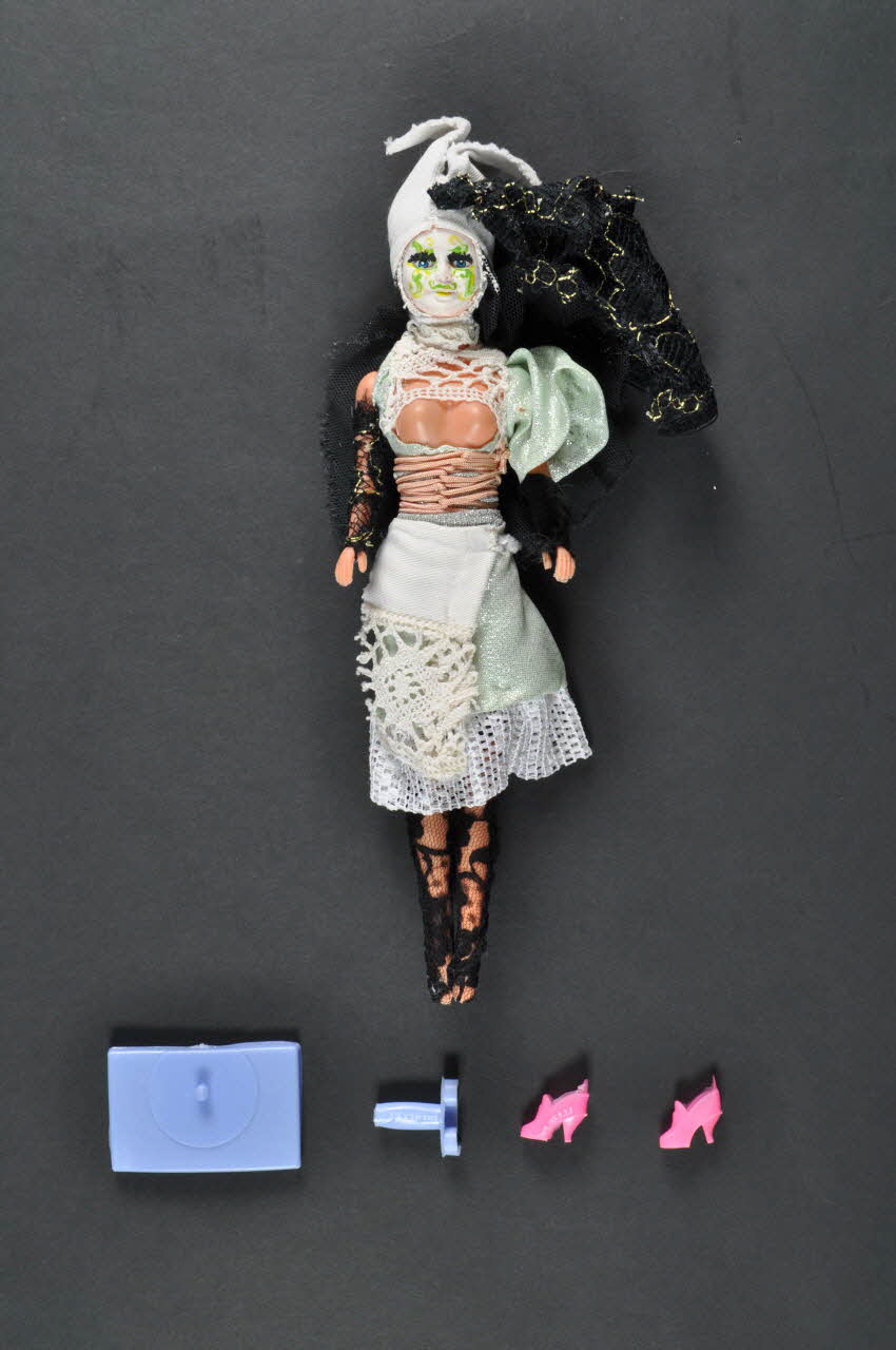 Soeurs de la Perpétuelle Indulgence - San Francisco poupée Soeur Ker Meet de Bénitier. Couvent d'Ouil France 1997 2003.103.2.1-3 Photo Mucem