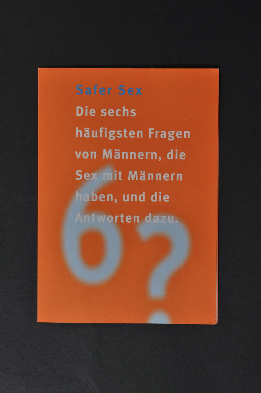 Aide Suisse Contre Le Sida (Ass) Dépliant "Safer Sex. Die sechs häufigsten Fragen von Männern, die Sex mit Männern haben, und die Antworten dazu." (Faire l'amour à moindre risque. Réponse aux six questions les plus fréquemment posées par les hommes ayant des relations sexuelles avec d'autres hommes) Lorraine, France 2002/8 2004.119.148 Photo Mucem