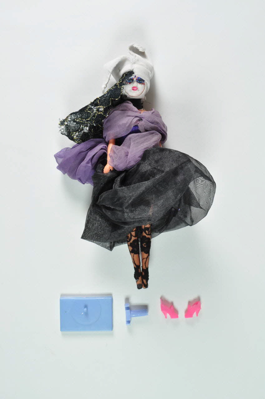 Soeurs de la Perpétuelle Indulgence - San Francisco poupée Soeur Finesse de la fesse d'Ange. Couvent d'Ouil France 1997 2003.103.3.1-3 Photo Mucem