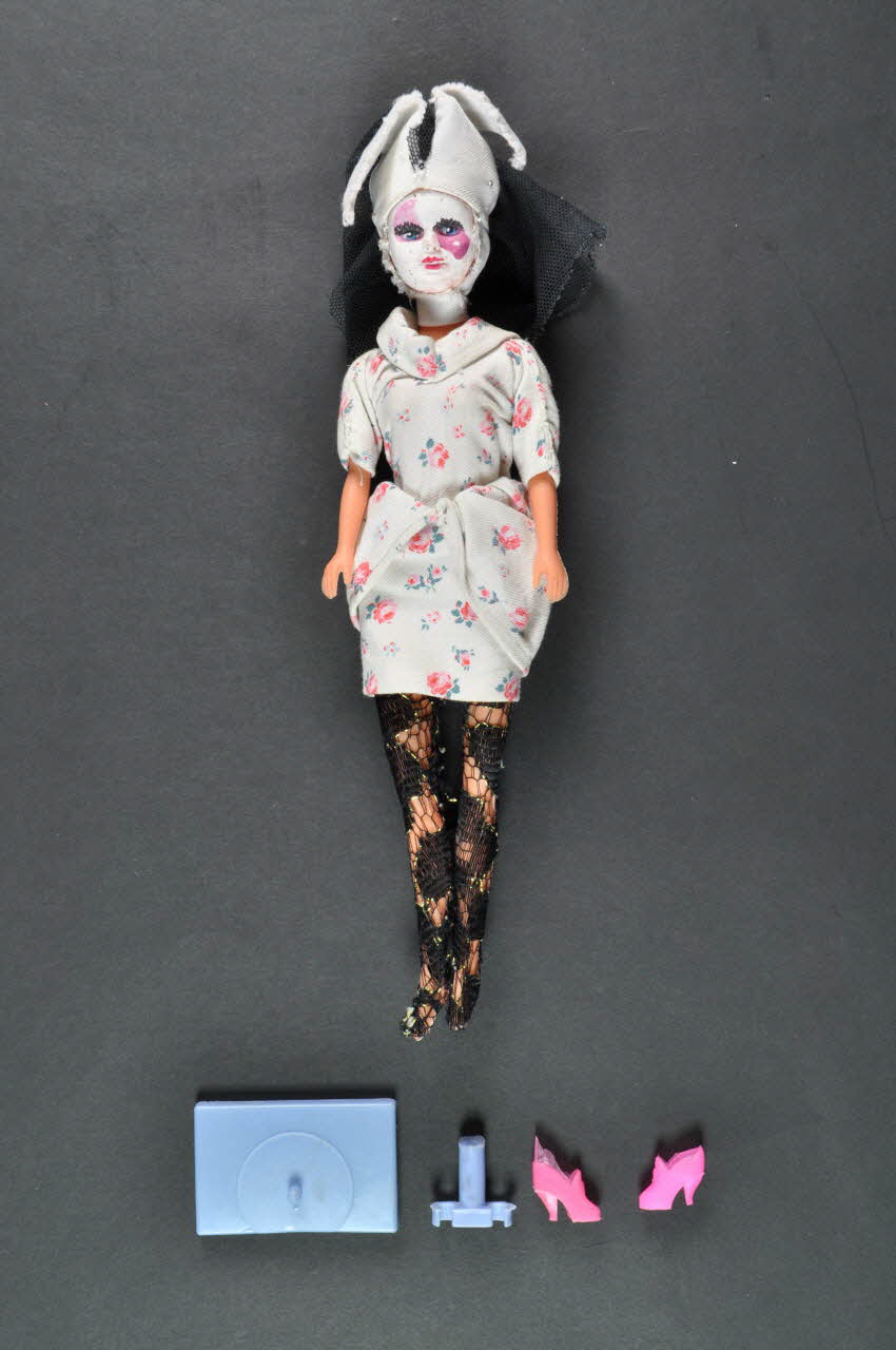 Soeurs de la Perpétuelle Indulgence - San Francisco poupée Soeur Isocelle de Guérande. Couvent d'Ouil France 1997 2003.103.4.1-3 Photo Mucem