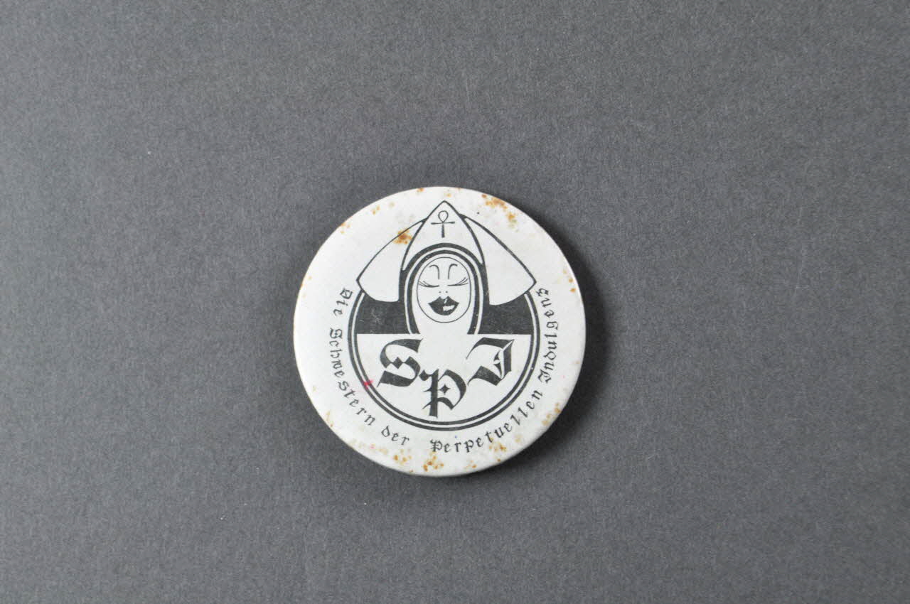 Schwestern Der Perpetuellen Indulgenz Et Soeurs De badge "Die Schwestern der perpetuellen Indulgenz" (Les soeurs de la Perpétuelle Indulgence) Allemagne 1993 2003.103.5 Photo Mucem