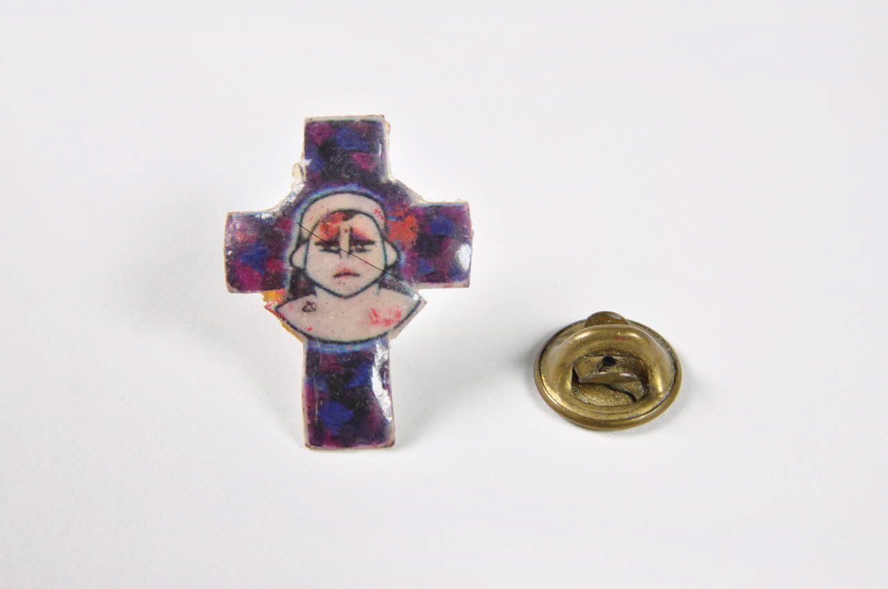 Soeurs de la Perpétuelle Indulgence - San Francisco pin's pin's croix violette et soeur France 1993 2003.103.8.1-2 Photo Mucem