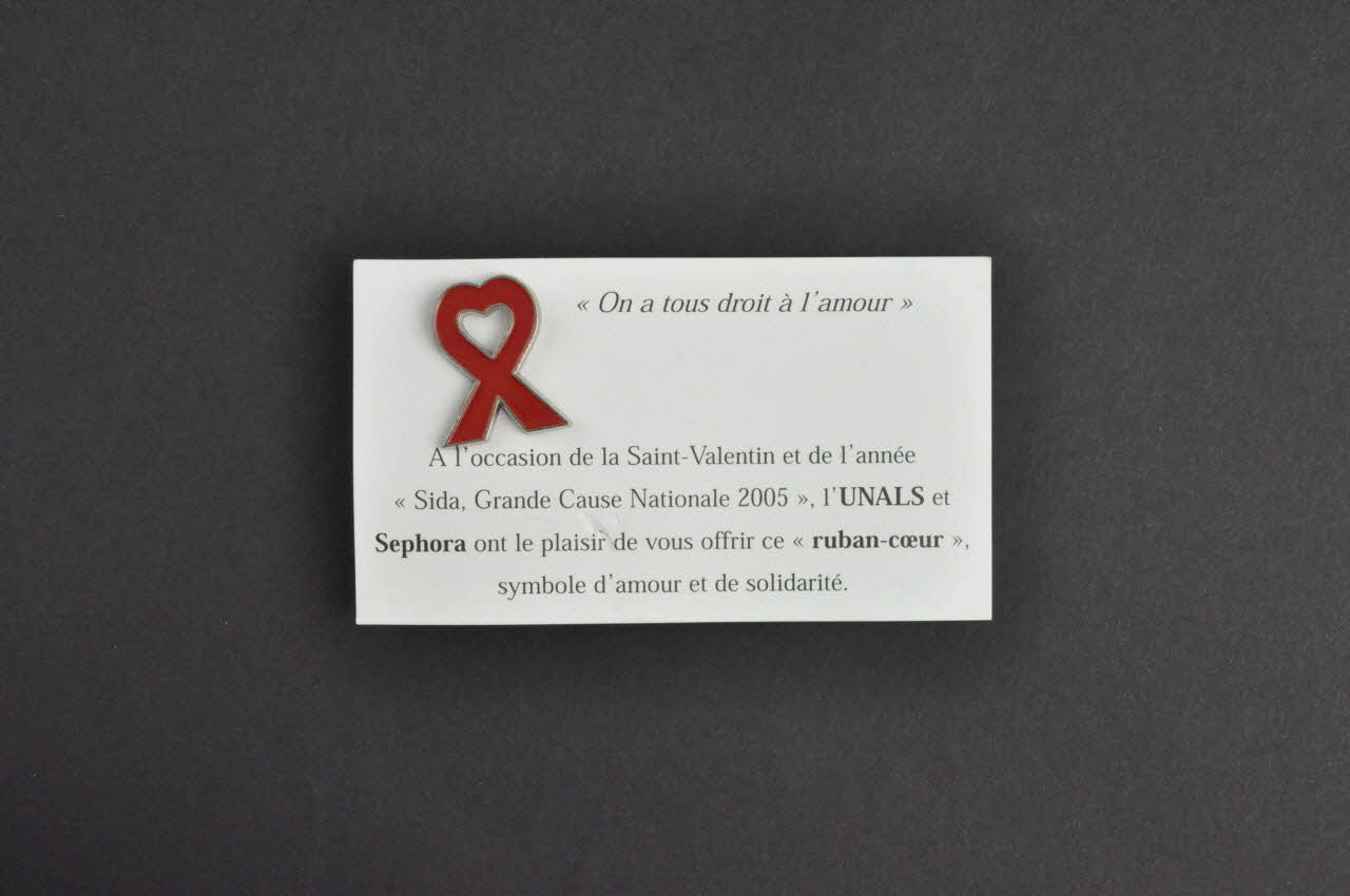 Unals Et Séphora pin's "On a tous droit à l'amour" France 2005/2 2005.11.1.1-3 Photo Mucem