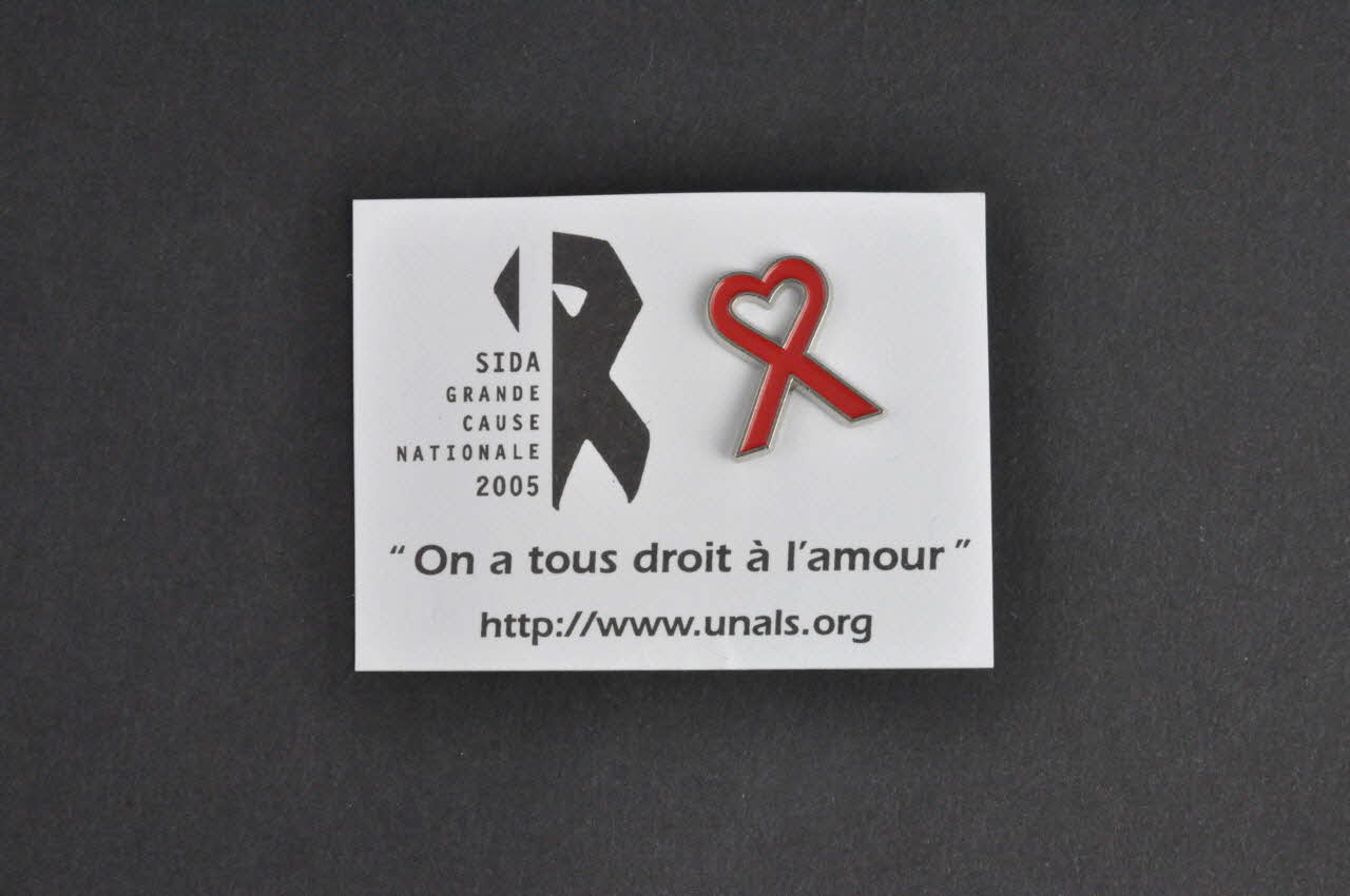 Unals pin's "On a tous droit à l'amour" France 2005/2 2005.11.2.1-3 Photo Mucem