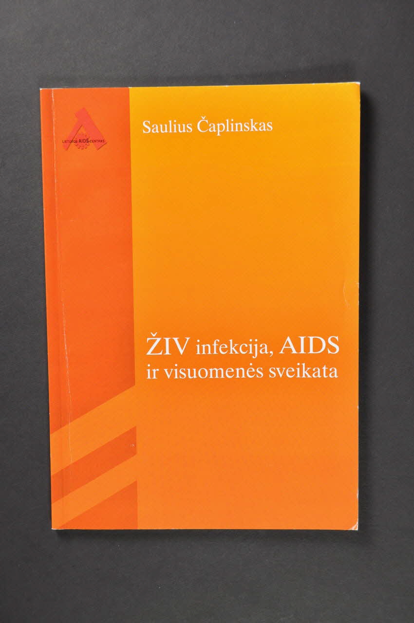 Lithuanian Aids Center livre "Ziv infekcija, AIDs ir visuomenes sveikata" ( Infection au VIH, sida et santé publique) Lituanie 2004 2005.113.11 Photo Mucem