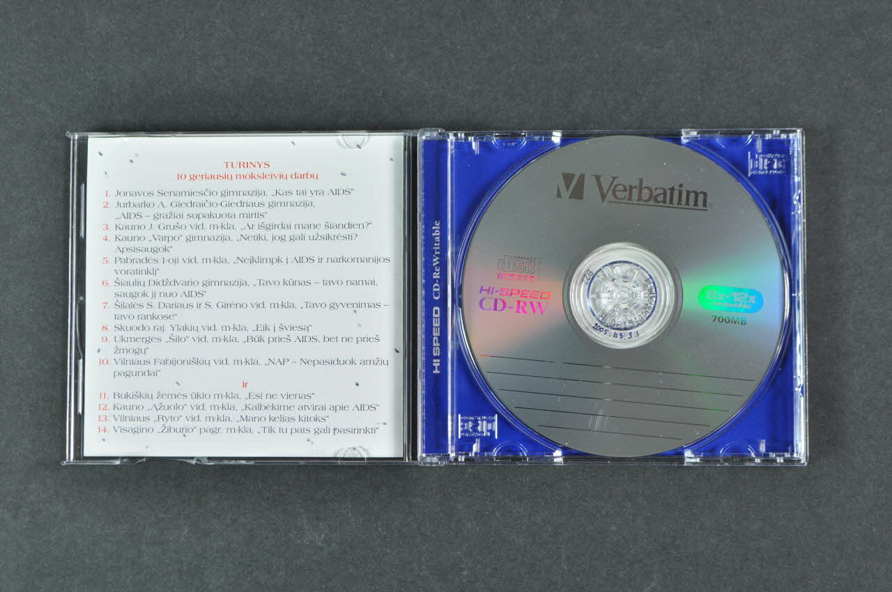 Lietuvos Aids Center CD (compact disque) Moksleiviu konkurso "Mess pries AIDS" socialines reklamos siuzetai (Vidéo clips produit par les participants à un concours des enfants des écoles intitulé : Nous, contre le sida) Lituanie 2005 2005.113.3.1-2 Photo Mucem