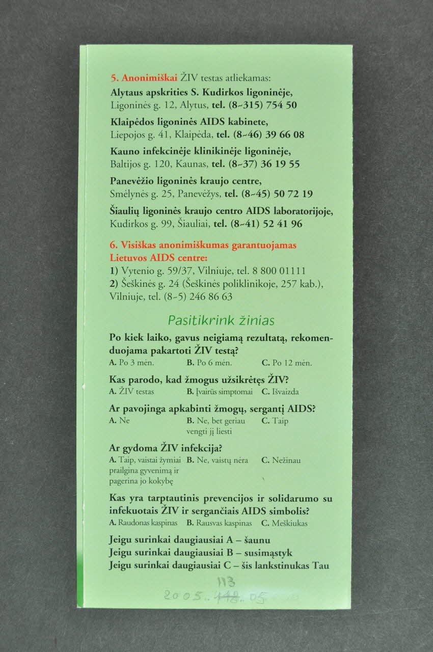 Lietuvos Aids Center Dépliant "Apie Ziv ir AIDS trumpai" (Brefs commentaires sur le VIH et le sida) Lituanie 2004 2005.113.5 Photo Mucem
