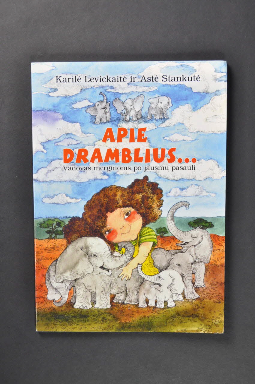 Lietuvos Aids Center Livret-jeu "Apie dramblius. Vadovas merginoms po jausmu pasauli" (Sur les éléphants. Guide pour les jeunes filles dans les mondes sensuels) Lituanie 2005 2005.113.9 Photo Mucem