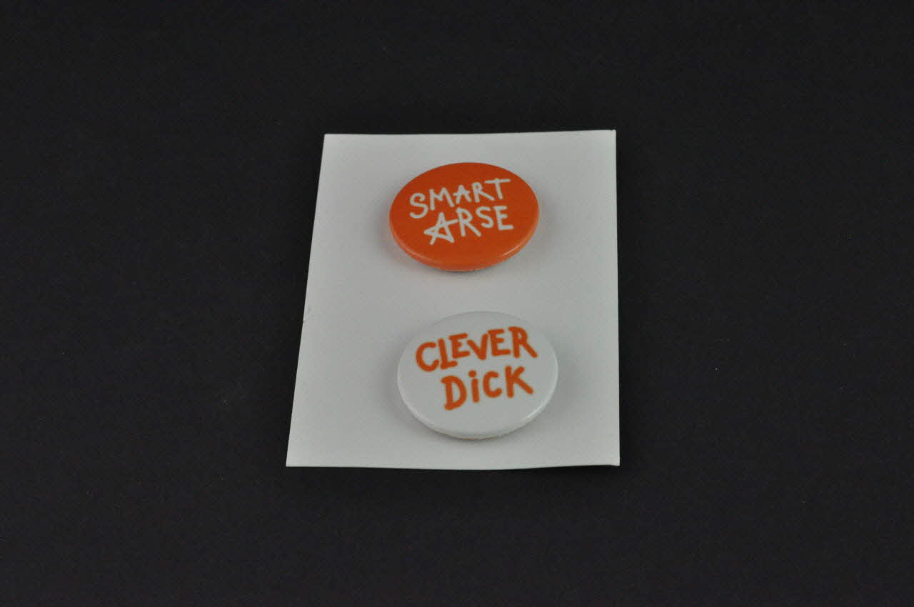 pin's "Smart Ase" et "Clever Dick" (Cul élégant / Sexe intelligent) 2003.105.2 Photo Mucem