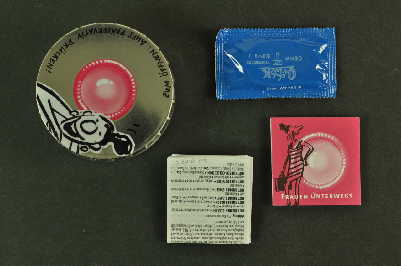 Aide Suisse Contre Le Sida (Ass) Boite de préservatifs "Zum Öffnen : Aufs präservativ Drücken !" (traduction ?) Lorraine, France 2004 2004.119.183.1-4 Photo Mucem