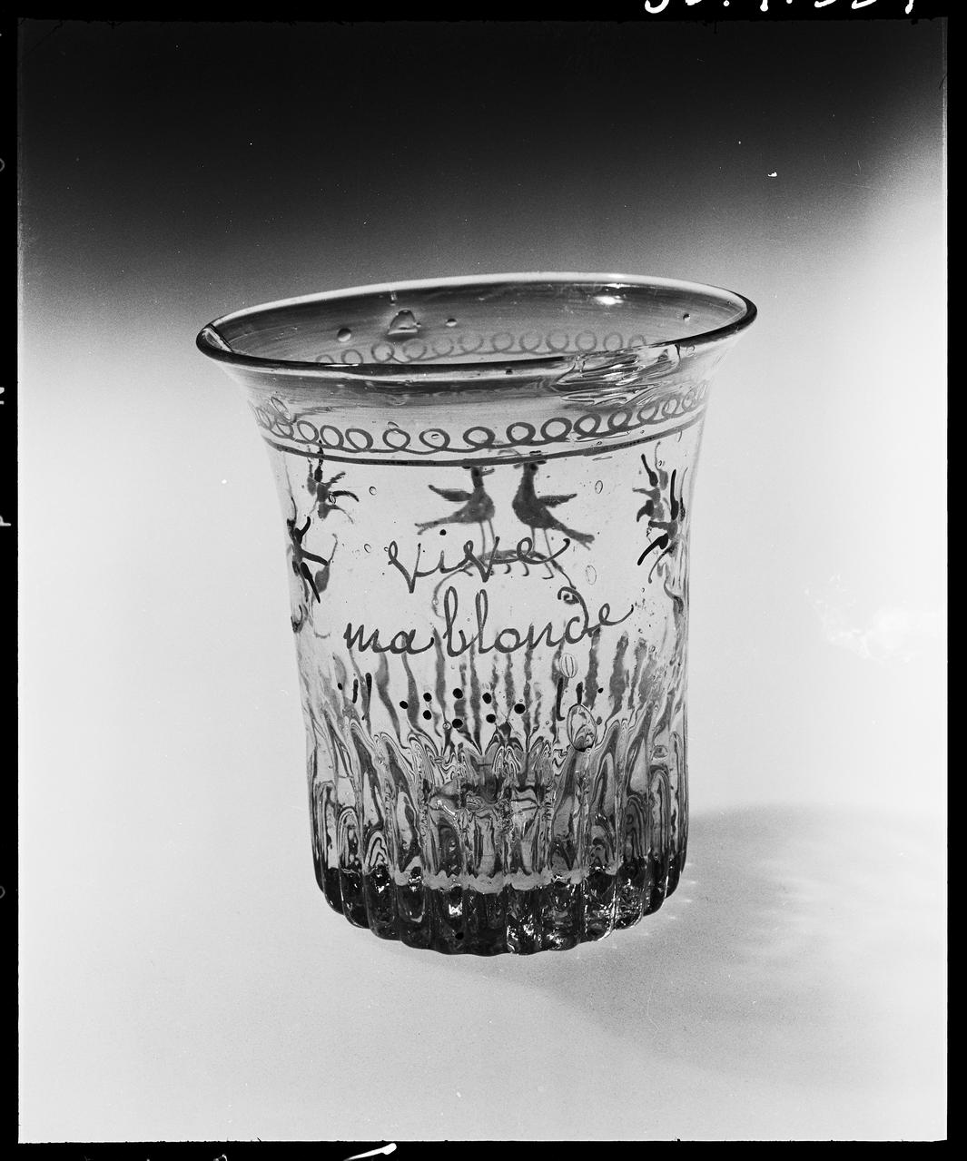 photographie Verre émaillé et marqué : "Vive ma blonde". 1800 Ph.1992.1.391  Photo
