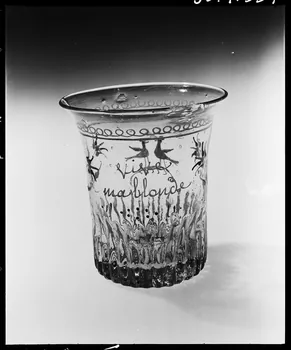 photographie Verre émaillé et marqué : "Vive ma blonde". 1800 Ph.1992.1.391  Photo