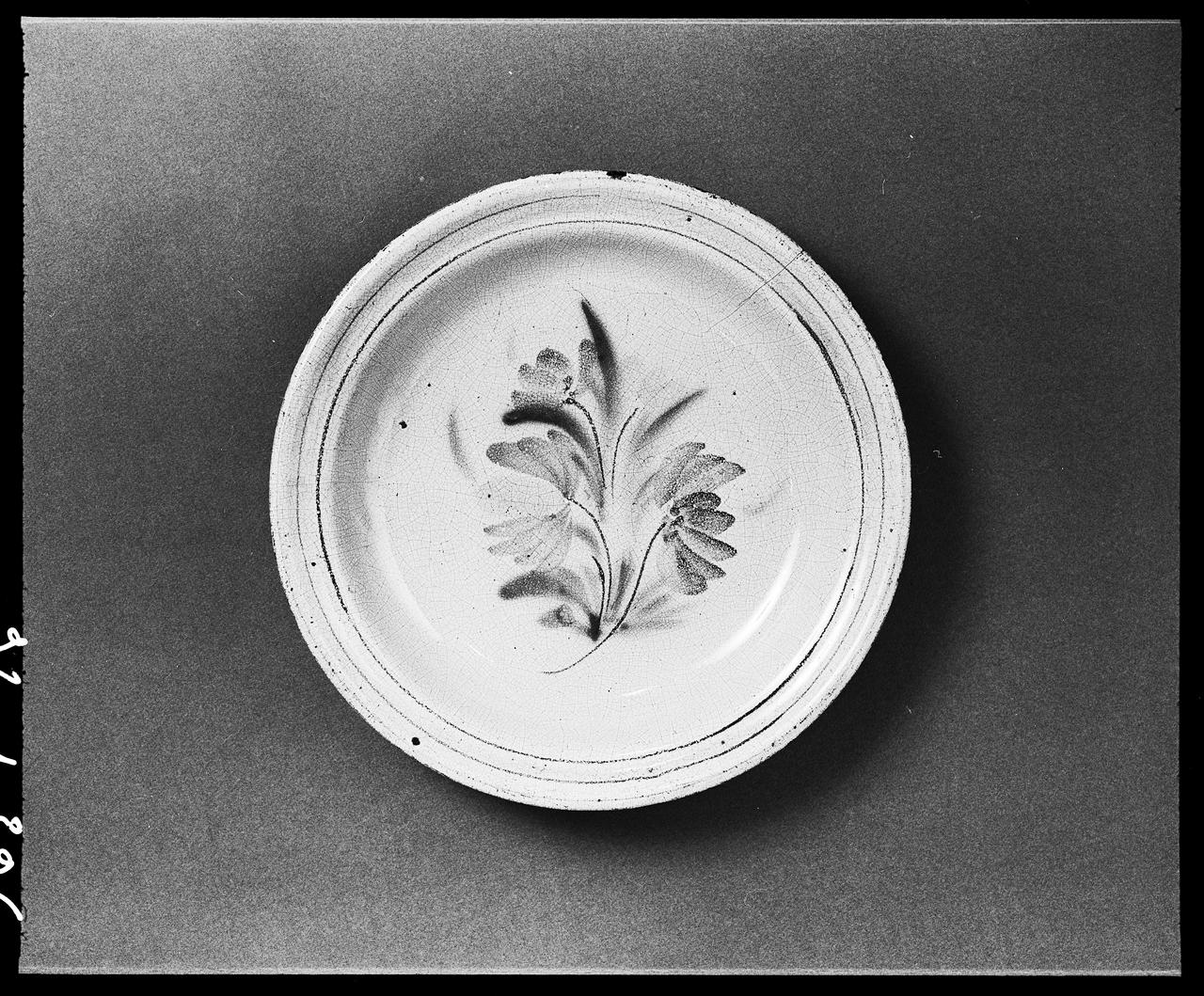 photographie Plat en terre vernissée polychrome. Décor végétal. 1875 Ph.1992.1.396  Photo