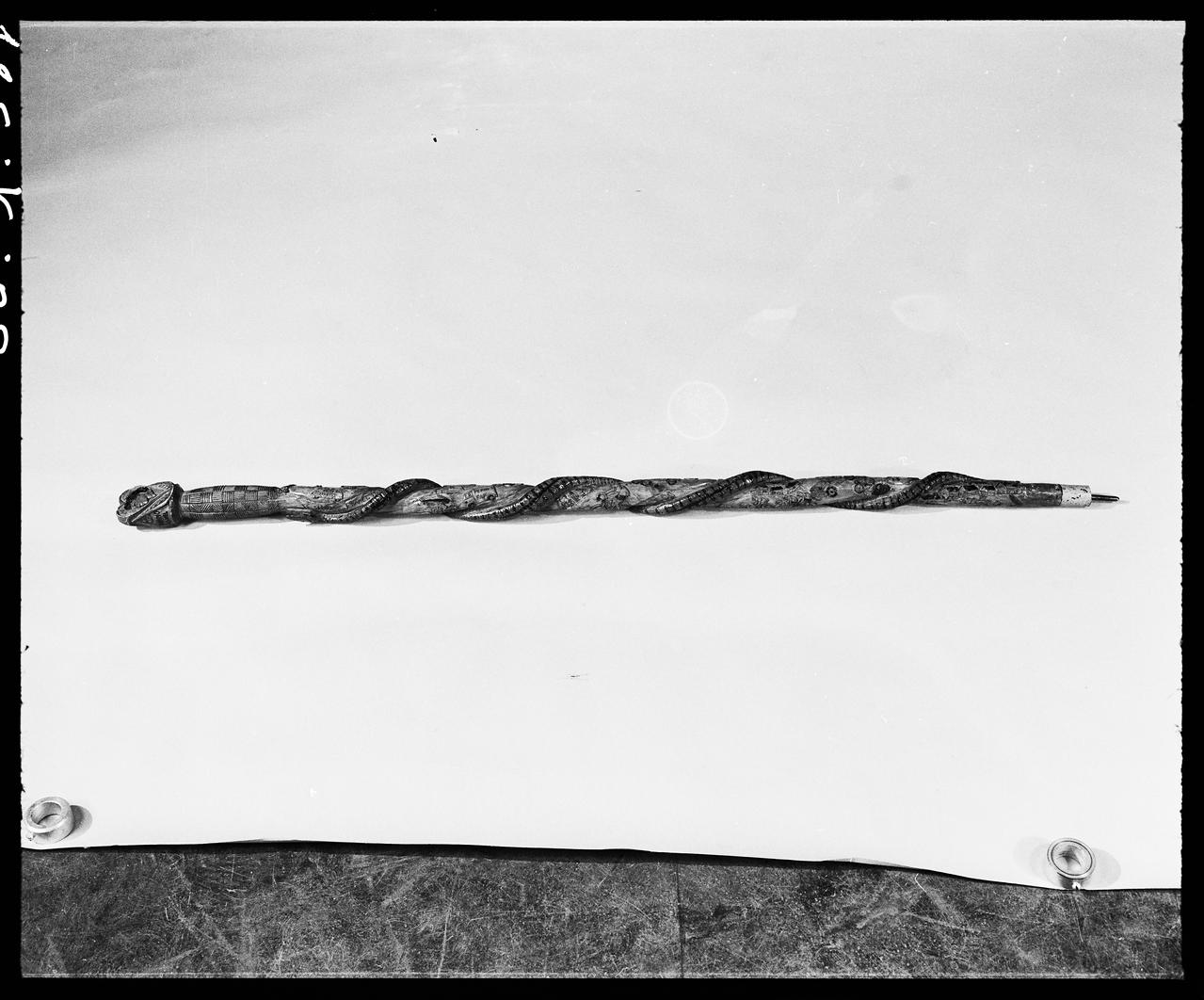 photographie Bâton de berger sculpté au couteau. "Tour de France 1952" Ph.1992.1.397  Photo