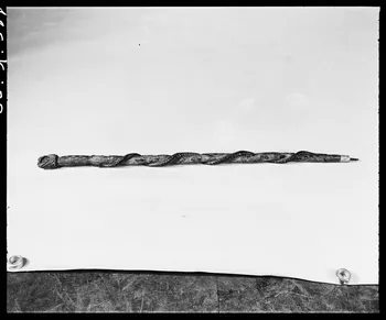 photographie Bâton de berger sculpté au couteau. "Tour de France 1952" Ph.1992.1.397  Photo