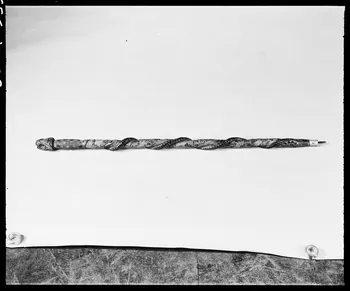 photographie Bâton de berger sculpté au couteau. "Tour de France 1952" Ph.1992.1.399  Photo