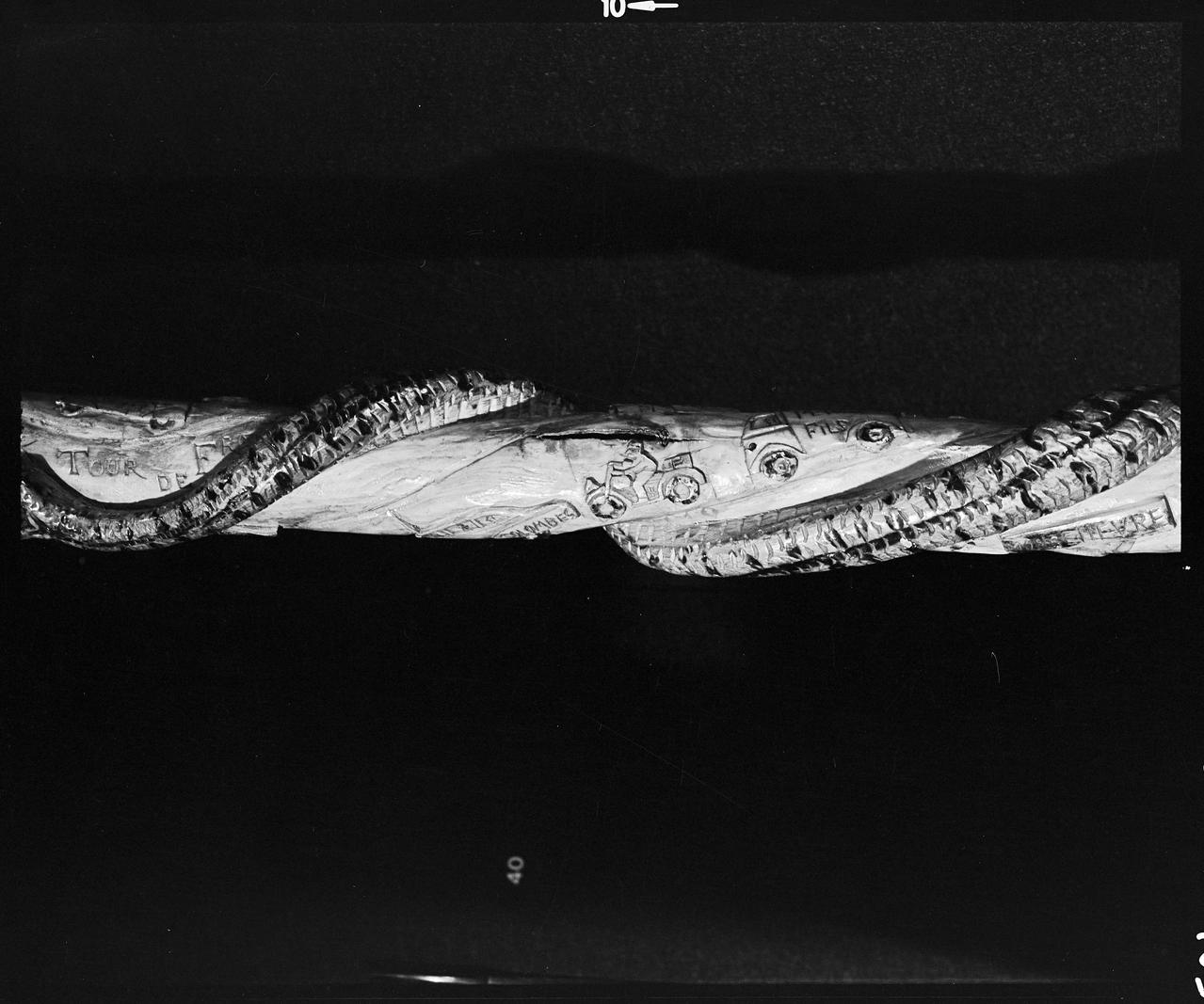 photographie Bâton de berger sculpté au couteau. "Tour de France 1952" Ph.1992.1.403  Photo