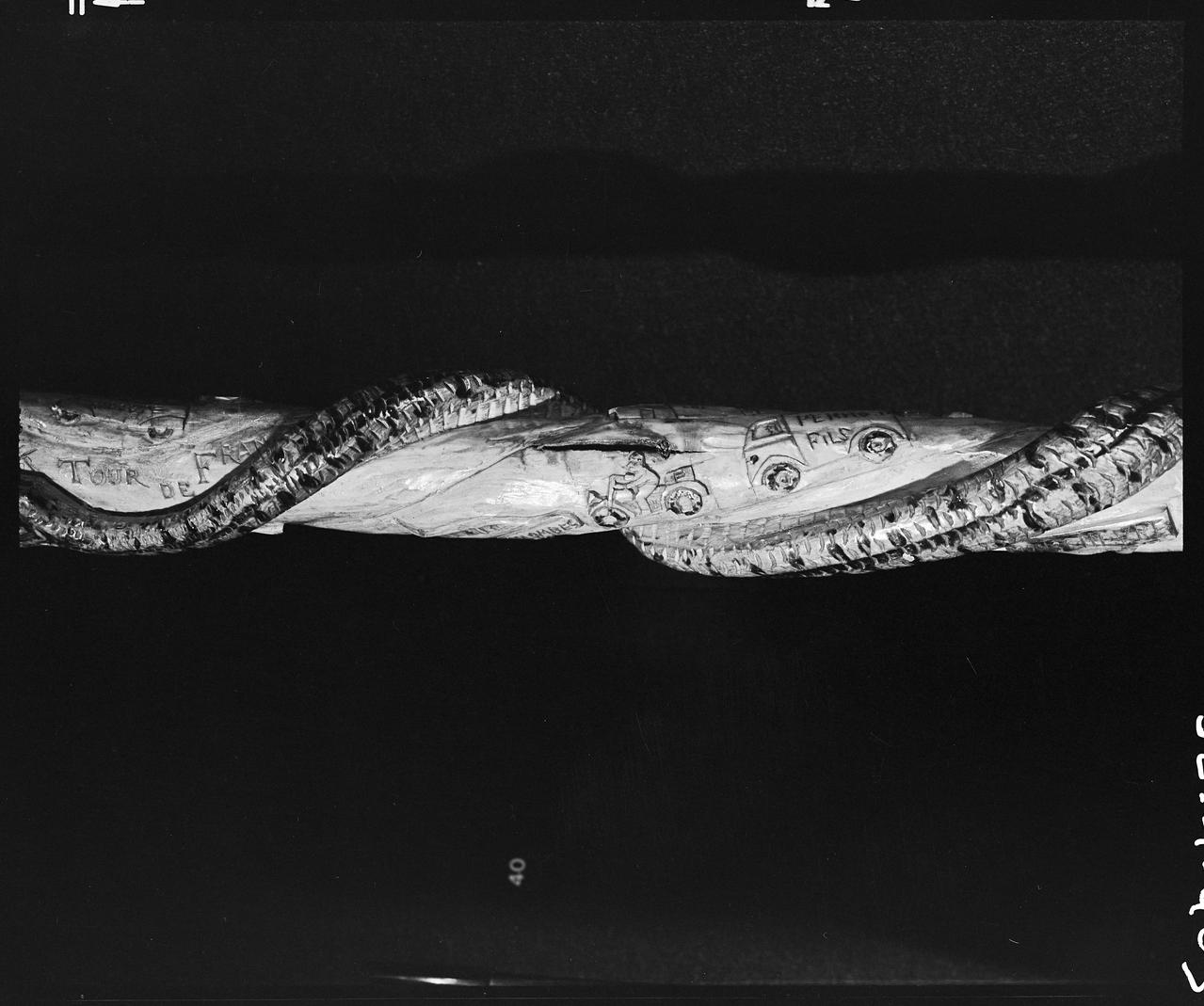 photographie Bâton de berger sculpté au couteau. "Tour de France 1952" Ph.1992.1.403  Photo