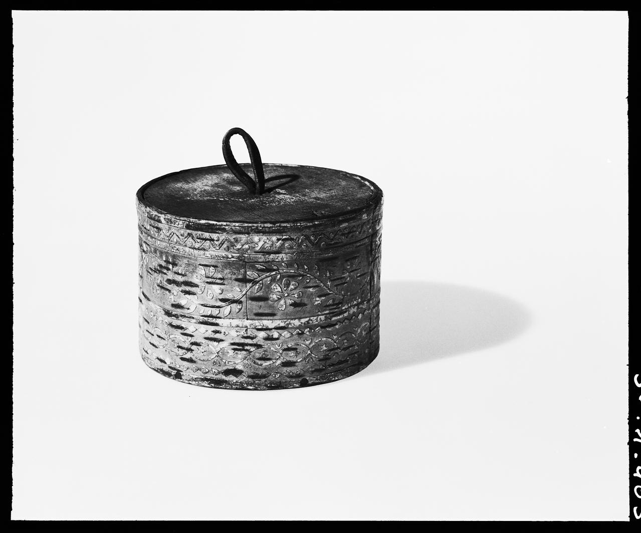 photographie Tabatière en bois à décor géométrique et végétal Ph.1992.1.405  Photo