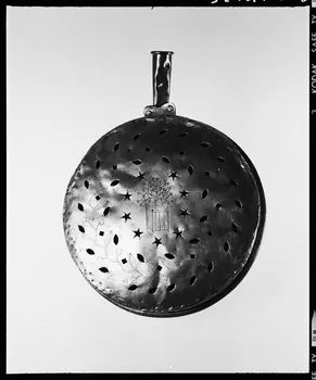 photographie Bassinoire en cuivre rouge à décor géométrique Ph.1992.1.406  Photo