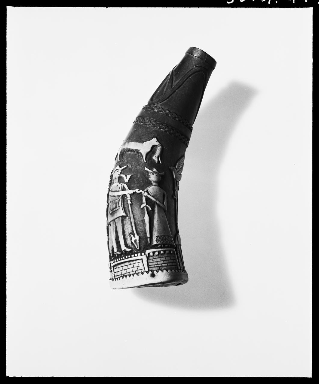 photographie Corne gravée d'un motif de loup et mouton. Vers 1900 Ph.1992.1.411  Photo