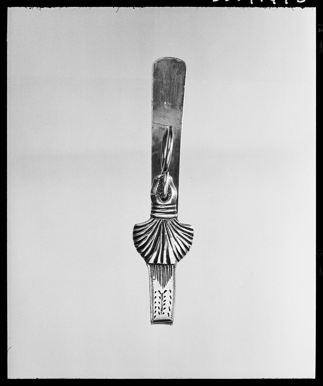 photographie Coquille. Crochet de châtelaine en argent gravé. 19è siècle Ph.1992.1.475  Photo