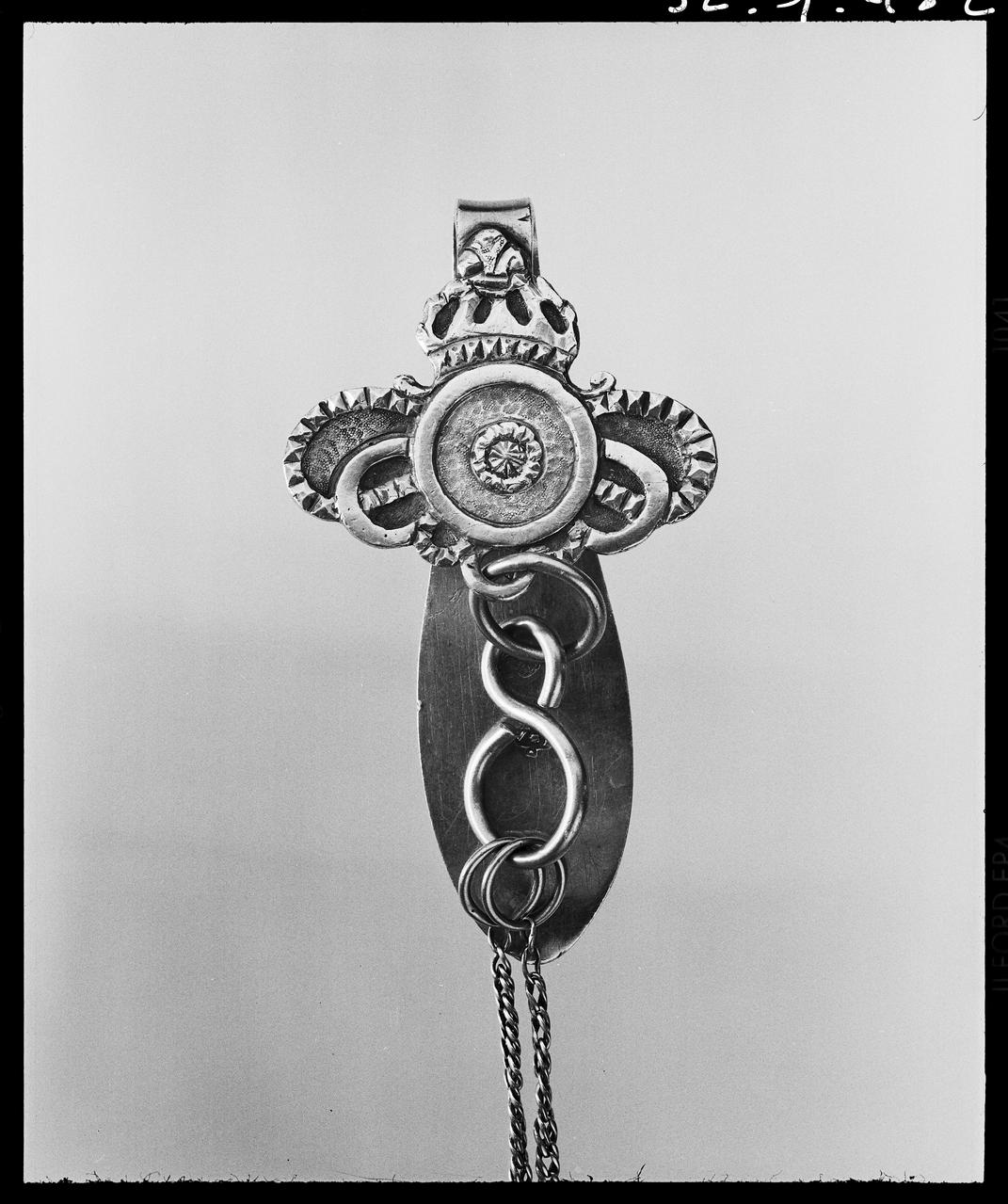 photographie Motif géométrique sur un crochet de châtelaine en argent découpé. 19è siècle Ph.1992.1.482  Photo