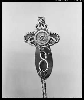 photographie Motif géométrique sur un crochet de châtelaine en argent découpé. 19è siècle Ph.1992.1.482  Photo