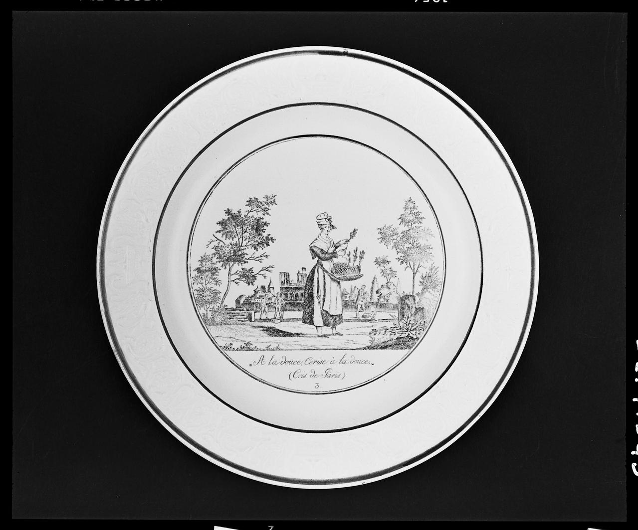photographie A la bonne cerise.faience blanche, decor bleu Ph.1992.1.543  Photo