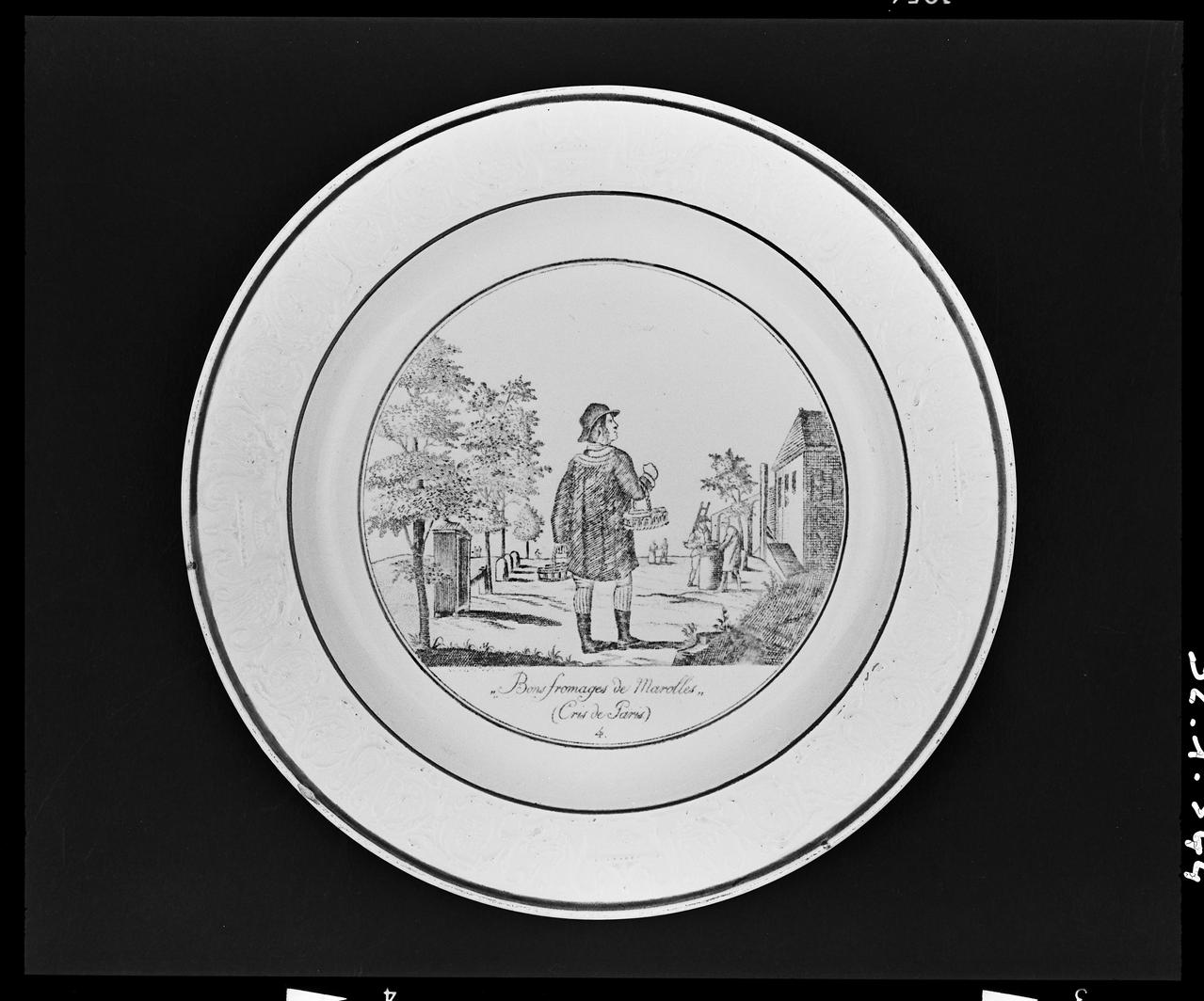 photographie Bons fromages de marolles.faience blanche, decor bleu Ph.1992.1.544  Photo