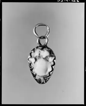 Danièle Adam photographie Pendentif. Argent et coquillage. 19e siècle 1993 Ph.1993.1.206  Photo