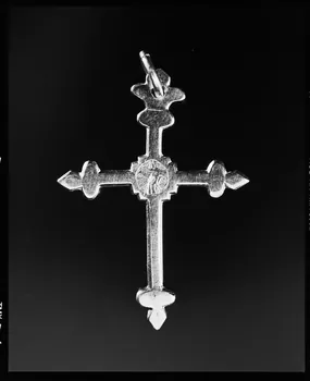 Danièle Adam photographie Croix Jeannette. Argent. 2e moitié 19e siècle Bretagne, France 1993 Ph.1993.1.210  Photo