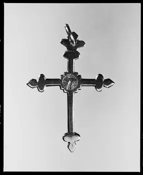 Danièle Adam photographie Croix Jeannette. Argent. 2e moitié 19e siècle Bretagne, France 1993 Ph.1993.1.211  Photo