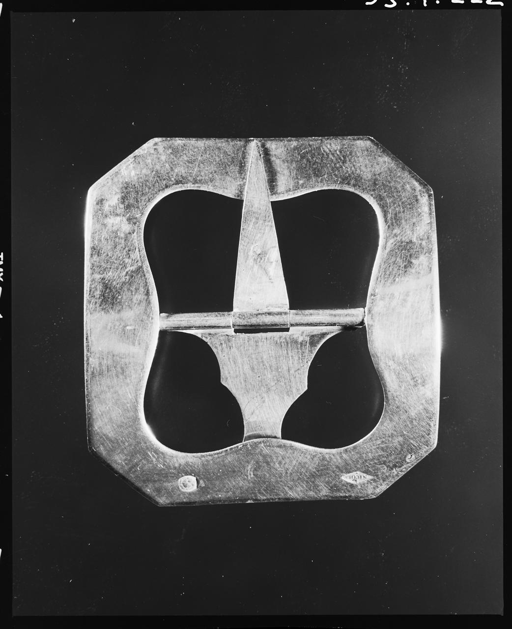 Danièle Adam photographie Boucle de soulier. Argent. 19e siècle Bretagne, France 1993 Ph.1993.1.222  Photo