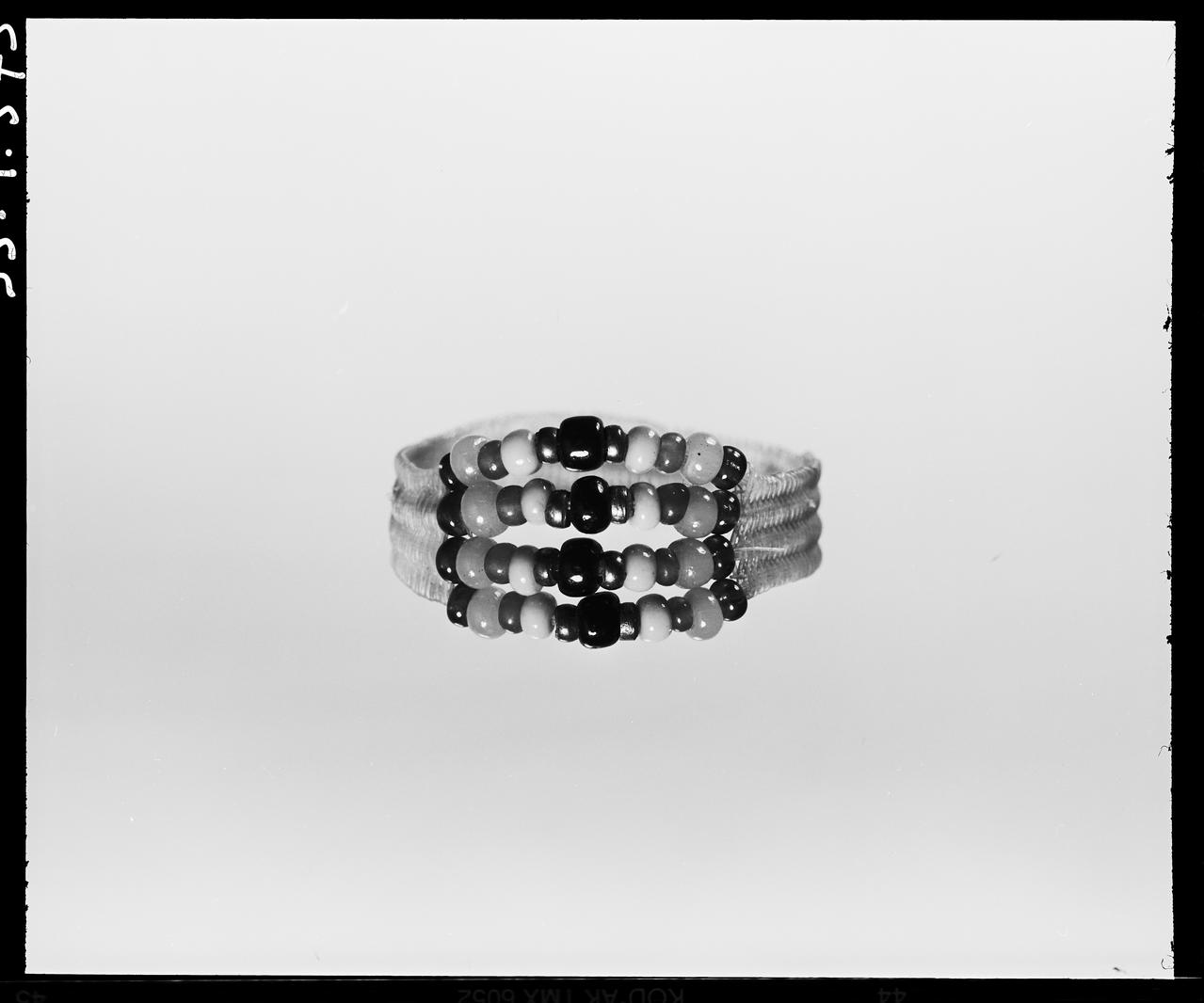 Danièle Adam photographie Bague. Crin et verre. 19e siècle Languedoc-Roussillon, France 1993 Ph.1993.1.575  Photo