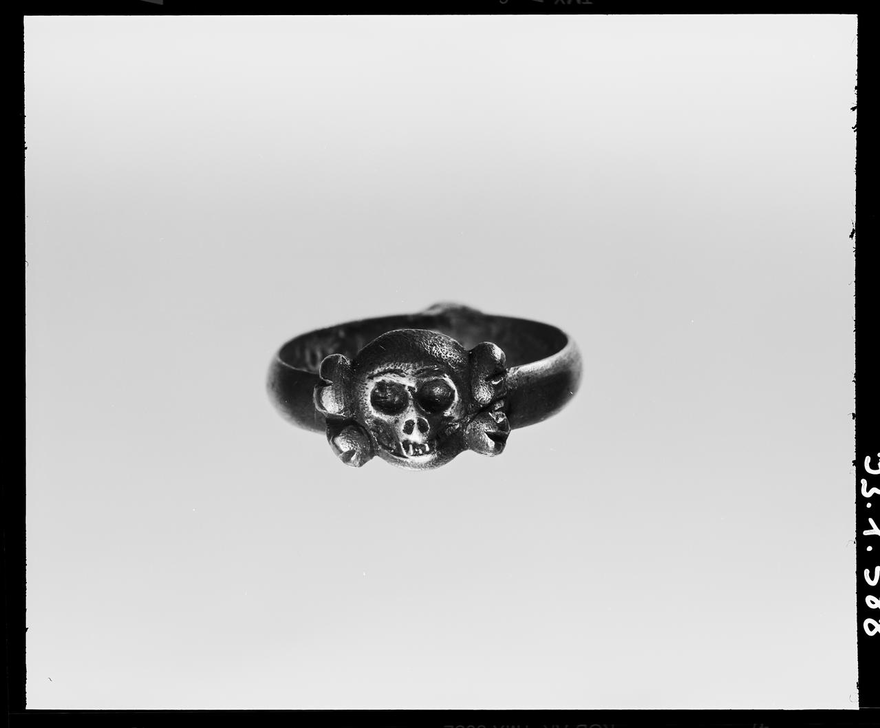 Danièle Adam photographie Bague. Métal argenté. Decor : tête de mort. 19e siècle Bretagne, France 1993 Ph.1993.1.588  Photo