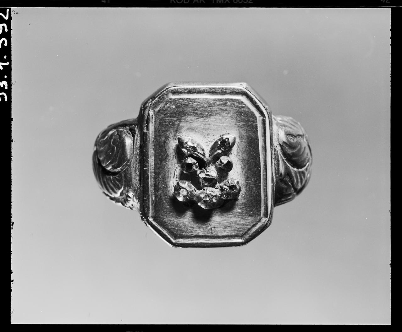 Danièle Adam photographie Bague-reliquaire. Argent doré 1993 Ph.1993.1.592  Photo